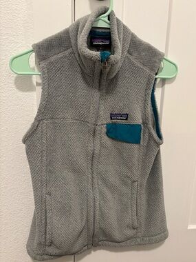 Patagonia Light Gray Fleece Jacket with Teal Accent